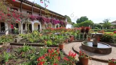 在殖民建筑Villa de Leyva哥伦比亚，室内庭院白天开放